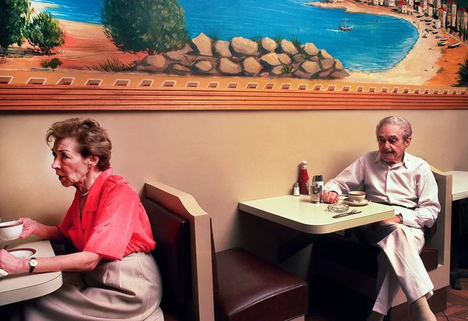 Nhiếp ảnh gia dành trọn 35 năm chỉ chụp thực khách ngồi ăn một mình trong các nhà hàng, kết quả sau đó gây ngỡ ngàng - Ảnh 3.