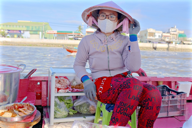 Vì chiều vợ nên sơn toàn bộ chiếc ghe bán bún thành màu hồng, bất ngờ đôi vợ chồng miền Tây đón cả trăm khách kéo đến mỗi ngày - Ảnh 4.