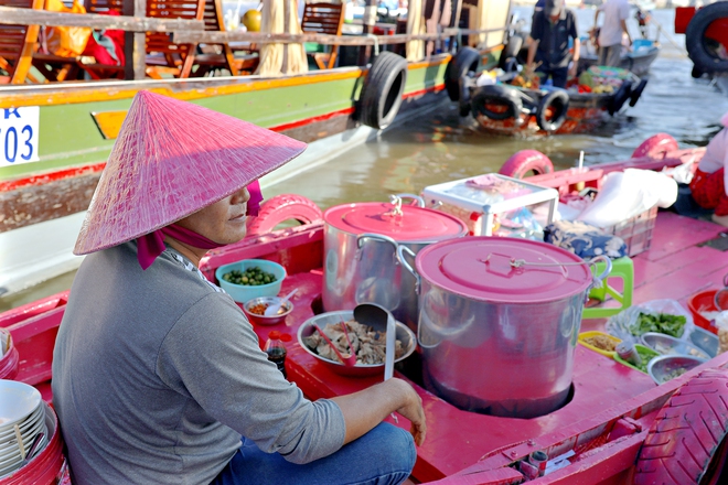 Vì chiều vợ nên sơn toàn bộ chiếc ghe bán bún thành màu hồng, bất ngờ đôi vợ chồng miền Tây đón cả trăm khách kéo đến mỗi ngày - Ảnh 5.