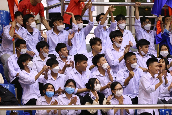 Khoảnh khắc đáng yêu: Học sinh Ninh Bình tặng đặc sản Tây Bắc cho VĐV karate của Campuchia - Ảnh 5.