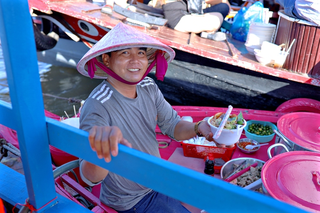 Vì chiều vợ nên sơn toàn bộ chiếc ghe bán bún thành màu hồng, bất ngờ đôi vợ chồng miền Tây đón cả trăm khách kéo đến mỗi ngày - Ảnh 6.