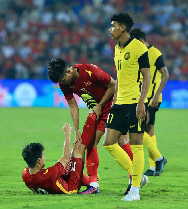 Cầu thủ U23 Việt Nam sơ cứu cho đồng nghiệp Malaysia bị đau ở bán kết SEA Games 31 - Ảnh 8.