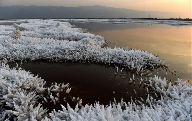 Không chỉ riêng Lop Nur, ở Trung Quốc còn có một hồ xác muối mang vẻ đẹp đầy đau đớn nhưng vẫn làm mê mẩn lòng người bởi sự kỳ vĩ hiếm có - Ảnh 5.