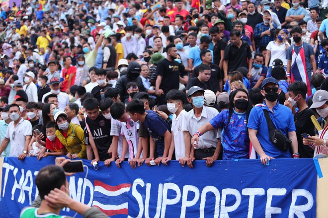 Hàng chục nghìn người hâm mộ Nam Định xếp hàng dài vào sân Thiên Trường xem bán kết U23 Thái Lan đấu U23 Indonesia - Ảnh 10.