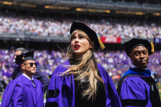 Taylor Swift nhận bằng Tiến sĩ mà như diễn concert: Nhan sắc đẹp mê hồn, chục ngàn khán giả rầm rộ cả sân vận động - Ảnh 4.
