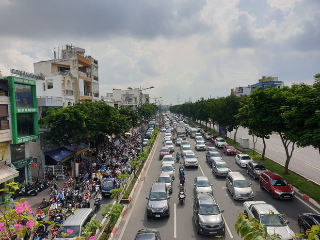 TP.HCM: Kẹt xe hơn 2 tiếng, hành khách đi sân bay Tân Sơn Nhất kéo vali cuốc bộ - Ảnh 4.