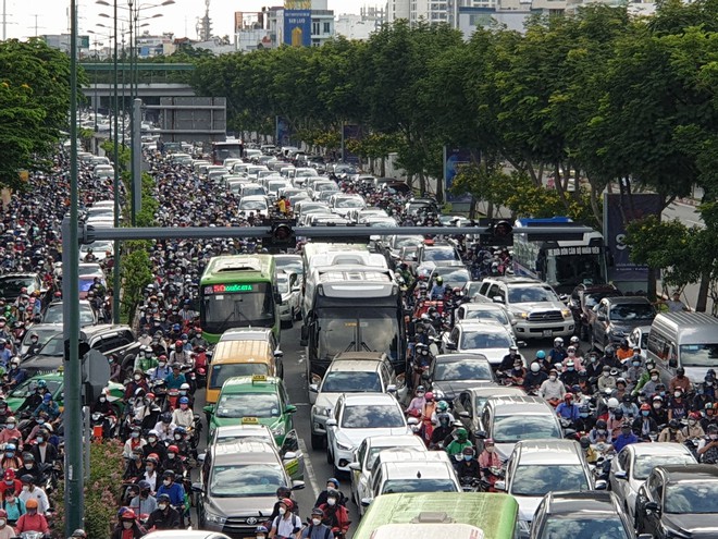 TP.HCM: Kẹt xe hơn 2 tiếng, hành khách đi sân bay Tân Sơn Nhất kéo vali cuốc bộ - Ảnh 14.