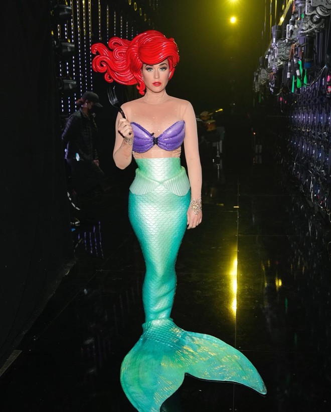 Katy Perry hoá… nàng tiên cá ngã sóng soài ngay trên truyền hình - Ảnh 1.