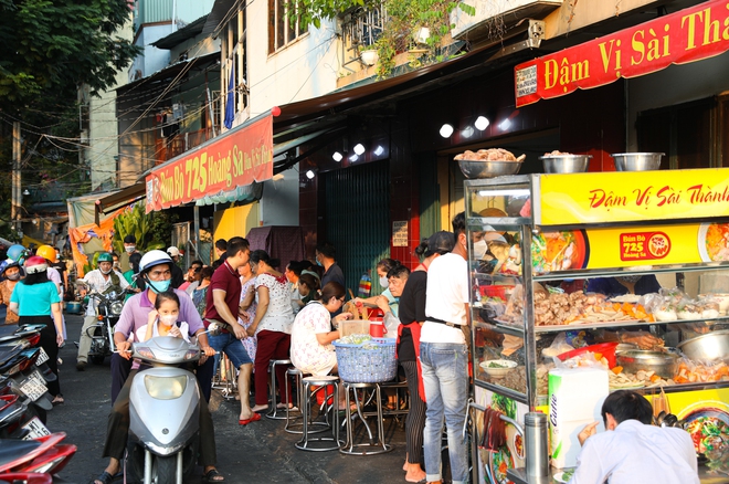 Qu&aacute;n b&uacute;n b&ograve; si&ecirc;u đ&ocirc;ng ở TP.HCM, kh&aacute;ch xếp h&agrave;ng nửa tiếng mới được ăn - Ảnh 1.