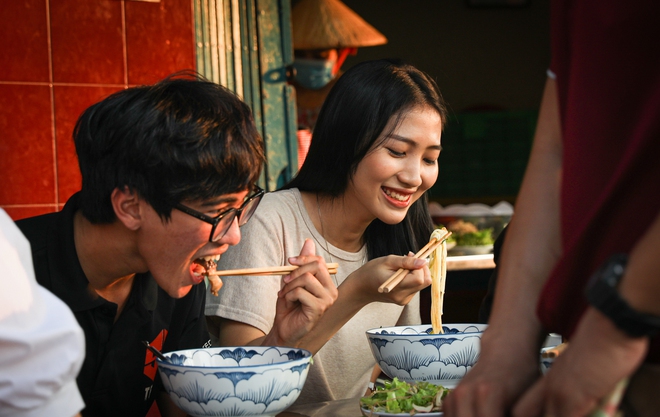 Qu&aacute;n b&uacute;n b&ograve; si&ecirc;u đ&ocirc;ng ở TP.HCM, kh&aacute;ch xếp h&agrave;ng nửa tiếng mới được ăn - Ảnh 6.