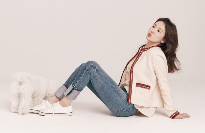 Sao H&agrave;n diện sneaker trắng với mọi kiểu trang phục, bảo sao cực trẻ trung v&agrave; tinh tế - Ảnh 6.