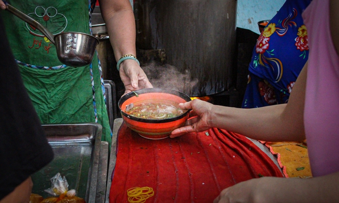 Qu&aacute;n b&uacute;n b&ograve; si&ecirc;u đ&ocirc;ng ở TP.HCM, kh&aacute;ch xếp h&agrave;ng nửa tiếng mới được ăn - Ảnh 7.