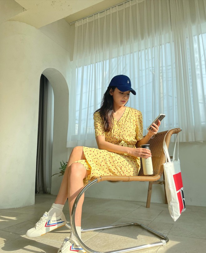 Sao H&agrave;n diện sneaker trắng với mọi kiểu trang phục, bảo sao cực trẻ trung v&agrave; tinh tế - Ảnh 9.
