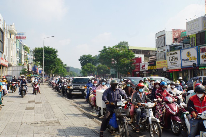 TP.HCM: Lại xuất hiện hố “tử thần” ngay giao lộ ở Gò Vấp, kẹt xe kéo dài - Ảnh 5.