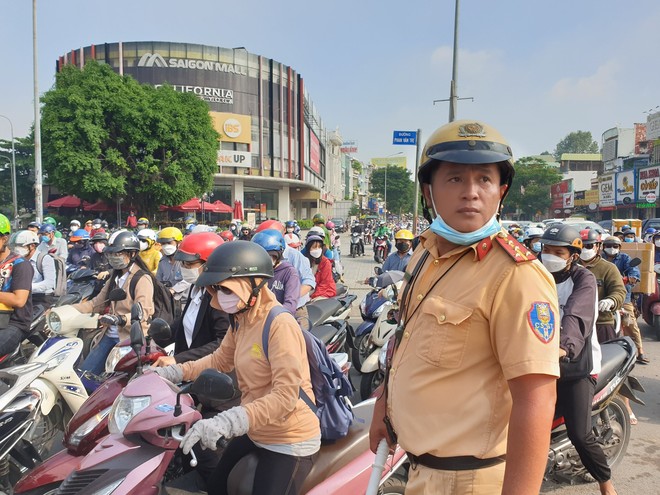 TP.HCM: Lại xuất hiện hố “tử thần” ngay giao lộ ở Gò Vấp, kẹt xe kéo dài - Ảnh 6.