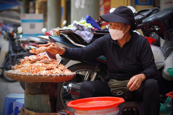 Mẹt ghẹ vỉa hè đắt nhất Hà Nội & lời đồn bà chủ U70 bán hàng rong tậu được biệt thự Hồ Tây - Ảnh 1.