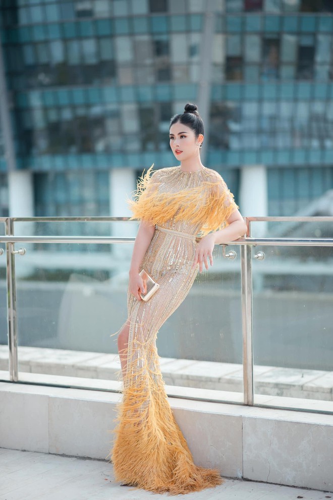 Diện lại v&aacute;y l&ocirc;ng vũ của Hoa hậu Ngọc H&acirc;n v&agrave; &Aacute; hậu Ngọc Thảo, Phương Oanh vẫn đẹp g&acirc;y m&ecirc; - Ảnh 11.