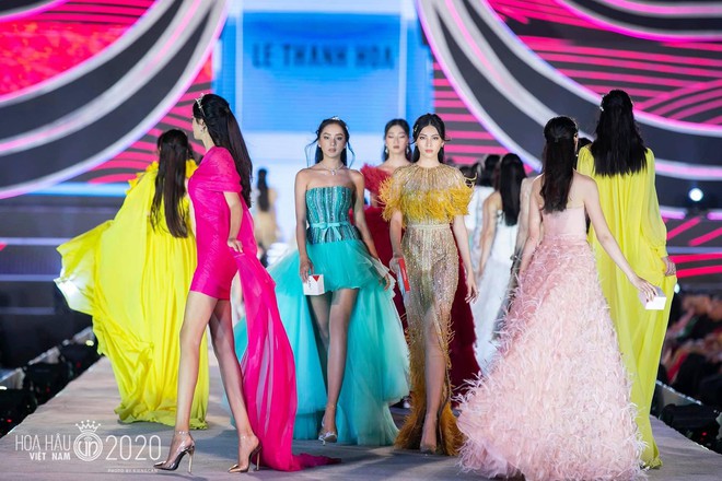 Diện lại v&aacute;y l&ocirc;ng vũ của Hoa hậu Ngọc H&acirc;n v&agrave; &Aacute; hậu Ngọc Thảo, Phương Oanh vẫn đẹp g&acirc;y m&ecirc; - Ảnh 14.