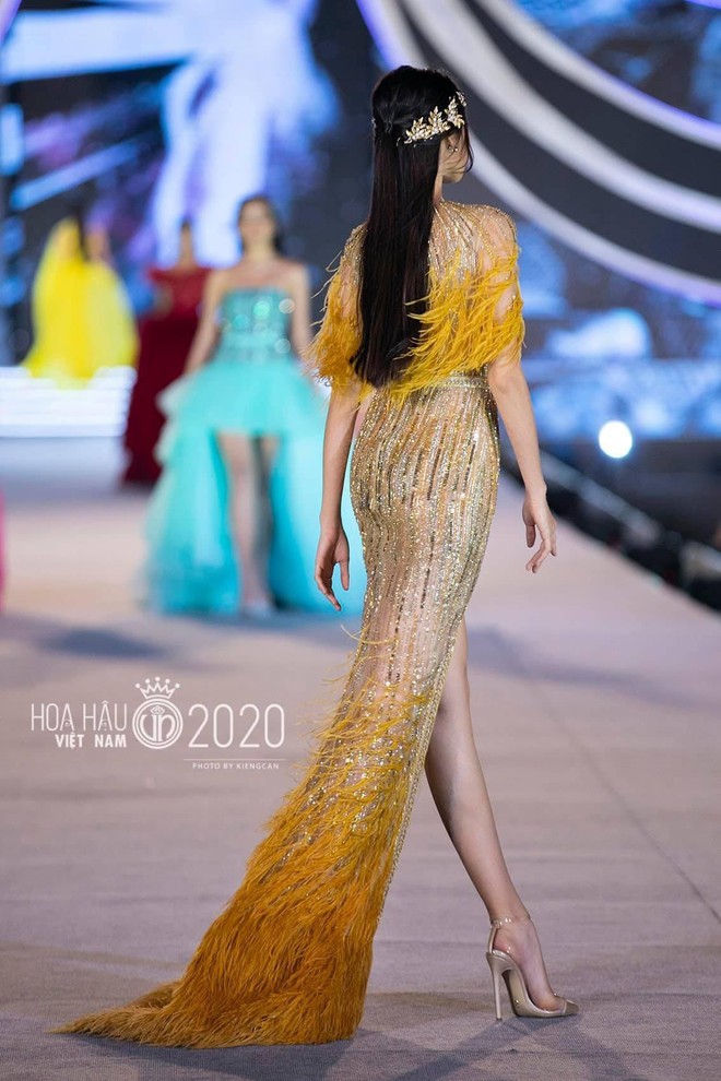 Diện lại v&aacute;y l&ocirc;ng vũ của Hoa hậu Ngọc H&acirc;n v&agrave; &Aacute; hậu Ngọc Thảo, Phương Oanh vẫn đẹp g&acirc;y m&ecirc; - Ảnh 16.
