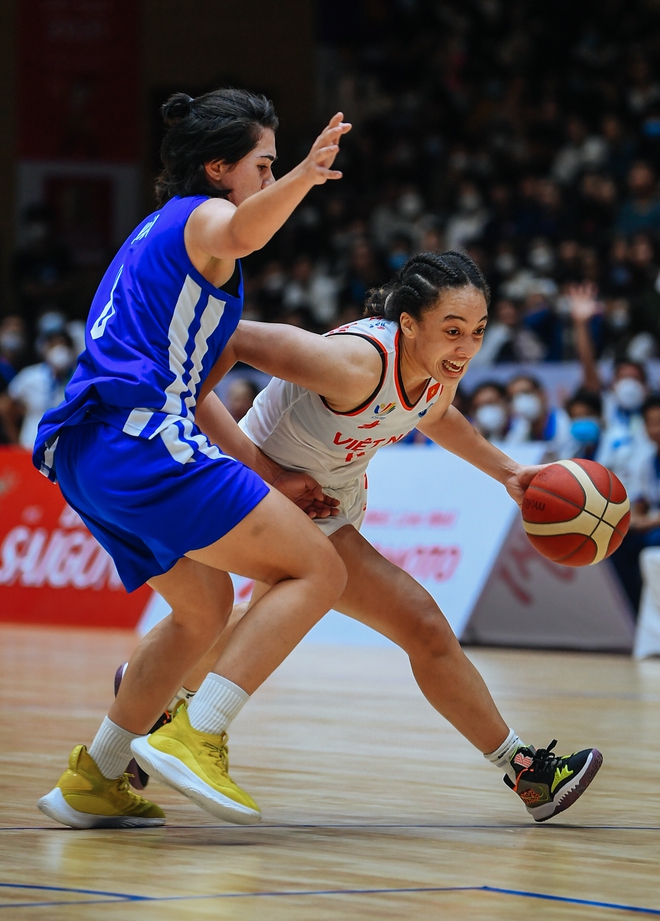 Khoảnh khắc thi đấu đầy máu lửa nhưng không kém phần xinh đẹp của Trương Thảo Vy trong trận thua tuyển bóng rổ nữ Philippines - Ảnh 17.