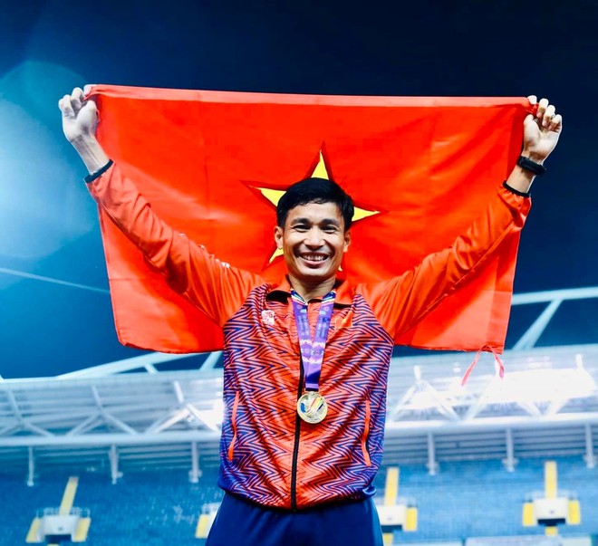 Chồng thi SEA Games chạy 10.000m dưới sân, vợ òa khóc trên khán đài: Yêu 7 năm mới cưới, có 2 con vẫn như thuở mới hẹn hò! - Ảnh 4.