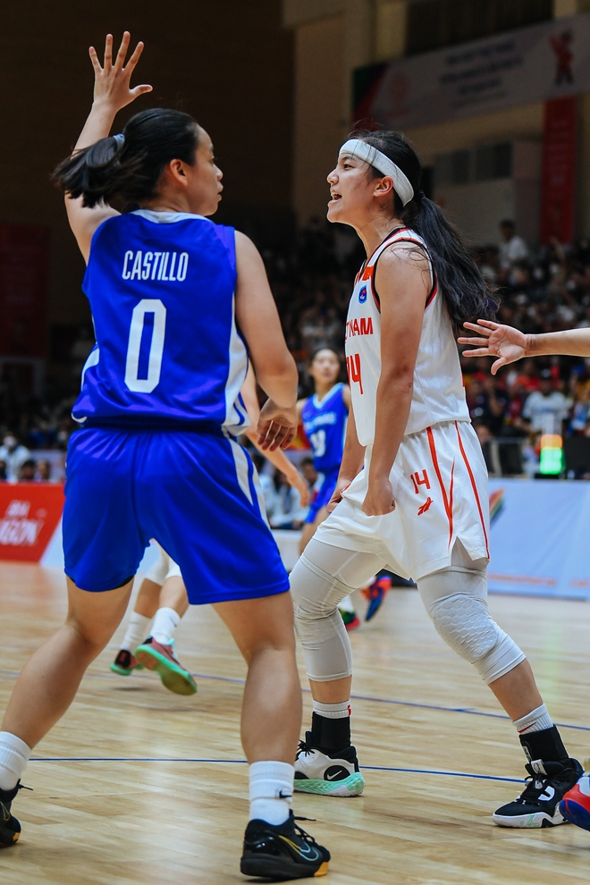 Khoảnh khắc thi đấu đầy máu lửa nhưng không kém phần xinh đẹp của Trương Thảo Vy trong trận thua tuyển bóng rổ nữ Philippines - Ảnh 6.