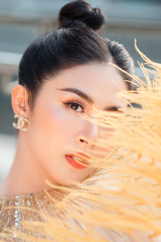 Diện lại v&aacute;y l&ocirc;ng vũ của Hoa hậu Ngọc H&acirc;n v&agrave; &Aacute; hậu Ngọc Thảo, Phương Oanh vẫn đẹp g&acirc;y m&ecirc; - Ảnh 7.
