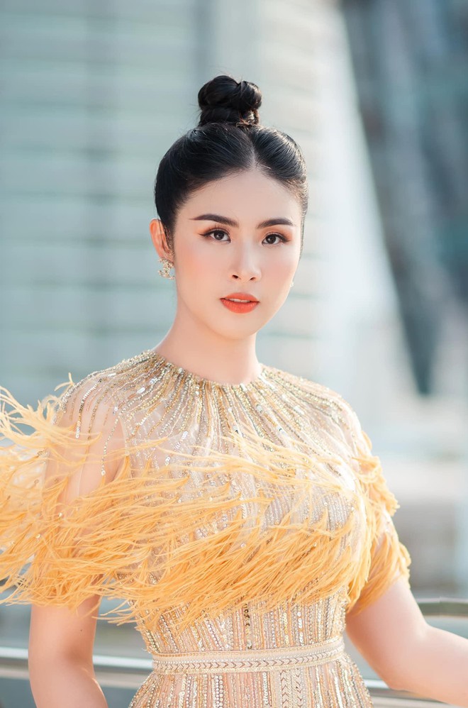 Diện lại v&aacute;y l&ocirc;ng vũ của Hoa hậu Ngọc H&acirc;n v&agrave; &Aacute; hậu Ngọc Thảo, Phương Oanh vẫn đẹp g&acirc;y m&ecirc; - Ảnh 10.