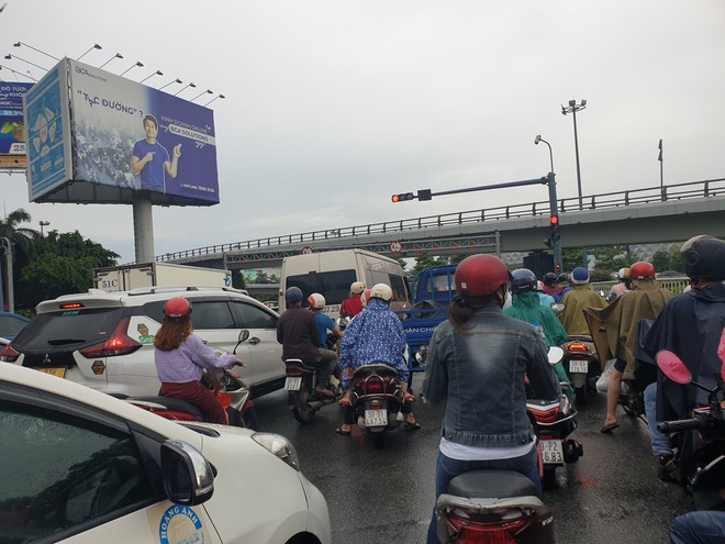 Hàng nghìn phương tiện “chôn chân” tại cổng sân bay Tân Sơn Nhất vì… phần mềm thu phí bị trục trặc - Ảnh 3.