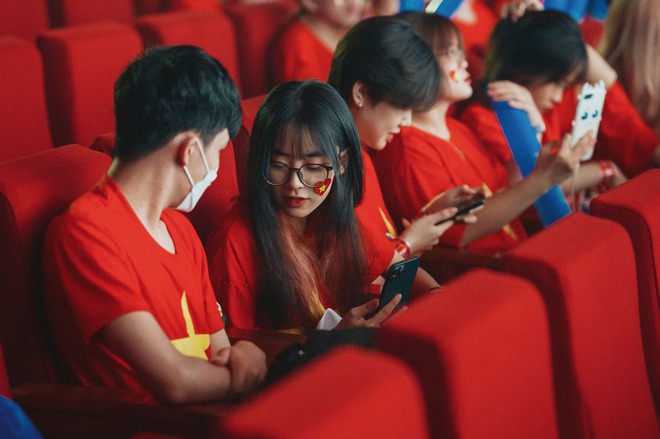 Ngắm dàn fan girl xinh đẹp tiếp lửa cổ vũ cho ĐTQG Liên Quân Mobile tại SEA Games 31 - Ảnh 11.