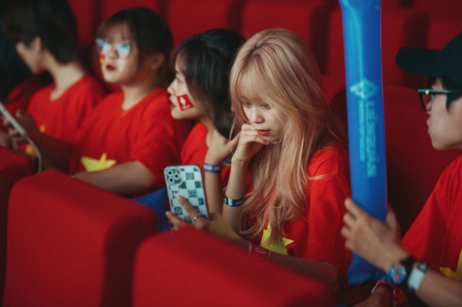 Ngắm dàn fan girl xinh đẹp tiếp lửa cổ vũ cho ĐTQG Liên Quân Mobile tại SEA Games 31 - Ảnh 9.