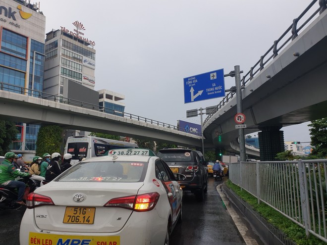 Hàng nghìn phương tiện “chôn chân” tại cổng sân bay Tân Sơn Nhất vì… phần mềm thu phí bị trục trặc - Ảnh 8.