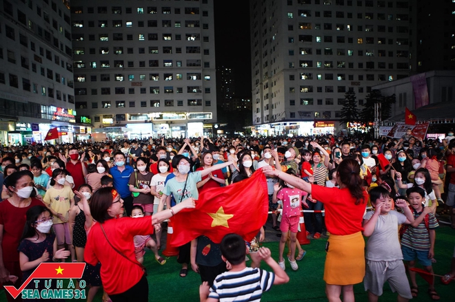 Ảnh: CĐV Hà Nội đổ ra đường cùng nhau ăn mừng tấm HCV SEA Games 31 của tuyển nữ Việt Nam - Ảnh 2.