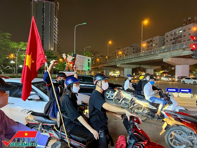 Ảnh: CĐV Hà Nội đổ ra đường cùng nhau ăn mừng tấm HCV SEA Games 31 của tuyển nữ Việt Nam - Ảnh 10.