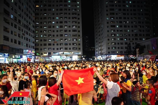 Ảnh: CĐV Hà Nội đổ ra đường cùng nhau ăn mừng tấm HCV SEA Games 31 của tuyển nữ Việt Nam - Ảnh 1.