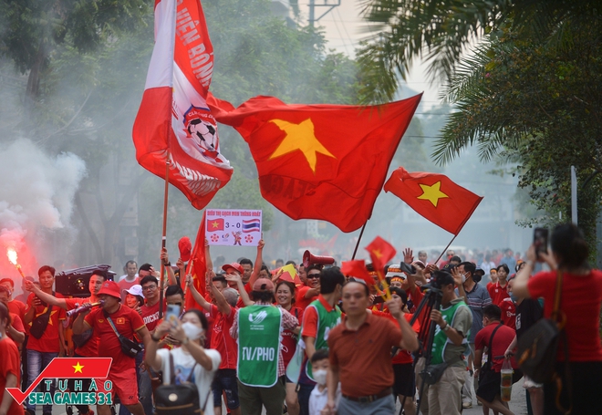 CĐV phủ đỏ SVĐ Cẩm Phả tiếp lửa cho tuyển nữ Việt Nam, 1 chung cư ở Hà Nội thuê màn hình khủng để người dân cùng theo dõi - Ảnh 5.