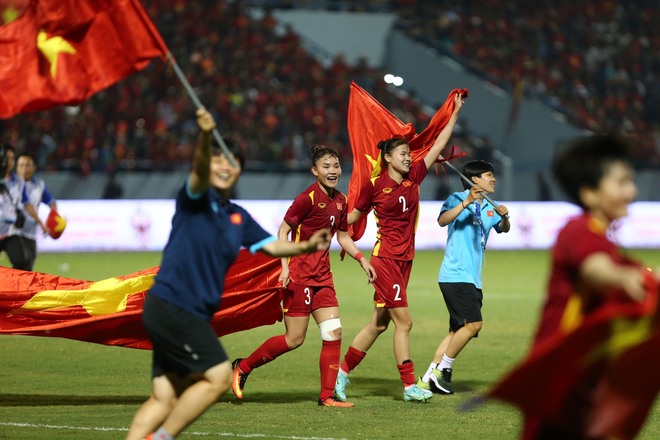 Nghẹt thở đánh bại Thái Lan, tuyển nữ Việt Nam giành HCV bóng đá nữ SEA Games 31 - Ảnh 5.