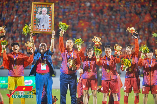 Người thân bật khóc trên khán đài khi tuyển nữ Việt Nam vô địch SEA Games 31: "Sẽ nấu cá kho thưởng cho con" - Ảnh 2.