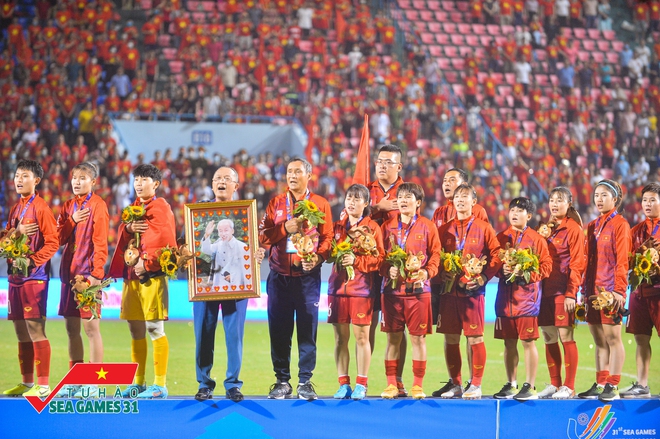 Người thân bật khóc trên khán đài khi tuyển nữ Việt Nam vô địch SEA Games 31: "Sẽ nấu cá kho thưởng cho con" - Ảnh 2.