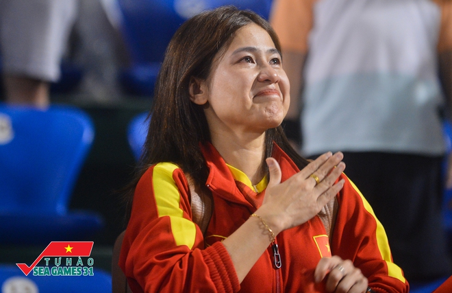 Người thân bật khóc trên khán đài khi tuyển nữ Việt Nam vô địch SEA Games 31: "Sẽ nấu cá kho thưởng cho con" - Ảnh 7.