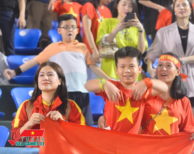 Người thân bật khóc trên khán đài khi tuyển nữ Việt Nam vô địch SEA Games 31: "Sẽ nấu cá kho thưởng cho con" - Ảnh 7.