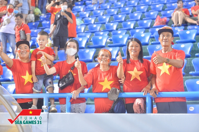 Người thân bật khóc trên khán đài khi tuyển nữ Việt Nam vô địch SEA Games 31: "Sẽ nấu cá kho thưởng cho con" - Ảnh 5.