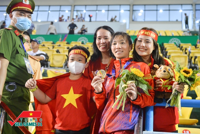 Người thân bật khóc trên khán đài khi tuyển nữ Việt Nam vô địch SEA Games 31: "Sẽ nấu cá kho thưởng cho con" - Ảnh 6.