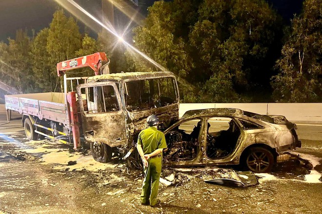 TP.HCM: Ô tô 4 chỗ tông tông trực diện xe tải cẩu rồi bốc cháy, 2 người tử vong - Ảnh 1.