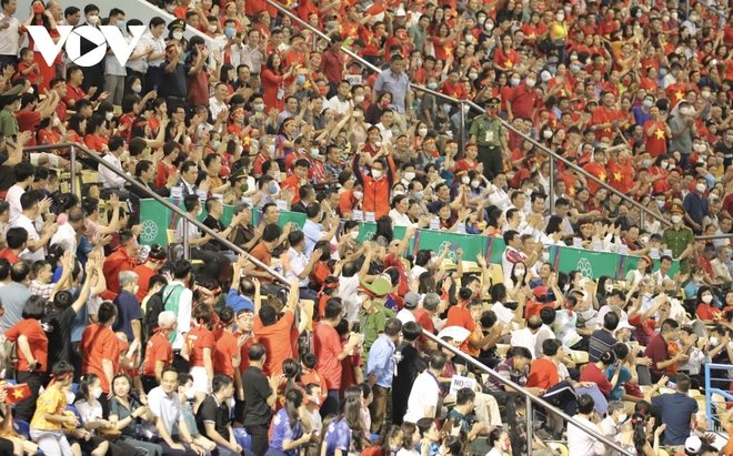 Cận cảnh kh&ocirc;ng kh&iacute; rực lửa tr&ecirc;n s&acirc;n Cẩm Phả ở chung kết b&oacute;ng đ&atilde; nữ SEA Games 31 - Ảnh 1.