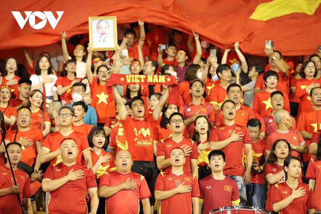 Cận cảnh kh&ocirc;ng kh&iacute; rực lửa tr&ecirc;n s&acirc;n Cẩm Phả ở chung kết b&oacute;ng đ&atilde; nữ SEA Games 31 - Ảnh 2.