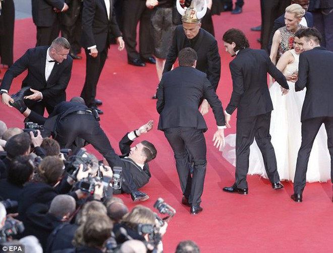 Những vụ quấy rối, gây sốc trên thảm đỏ Liên hoan phim Cannes - Ảnh 12.