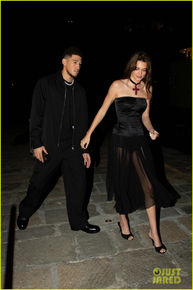 Kendall Jenner diện đầm xuyên thấu gợi cảm đi ăn tối cùng bạn trai ở Italy - Ảnh 3.