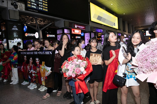 Nửa đêm muộn, con trai mang hoa ra sân bay đón vợ chồng Khánh Thi - Phan Hiển sau thành công tại SEA Games 31 - Ảnh 3.