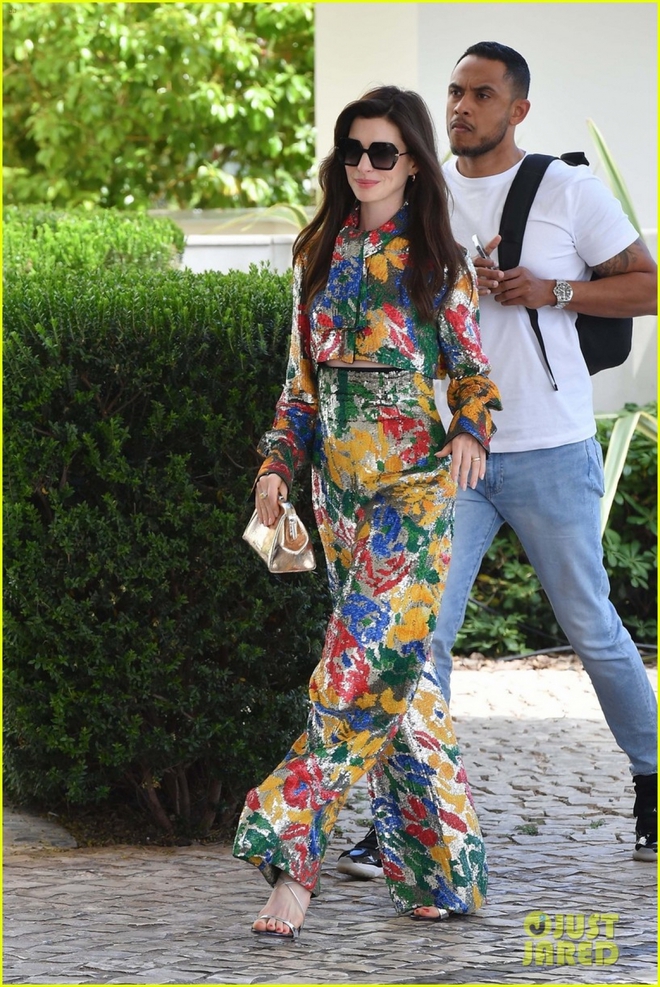 Anne Hathaway diện trang phục họa tiết rực rỡ, t&aacute;i xuất xinh đẹp tr&ecirc;n phố - Ảnh 3.
